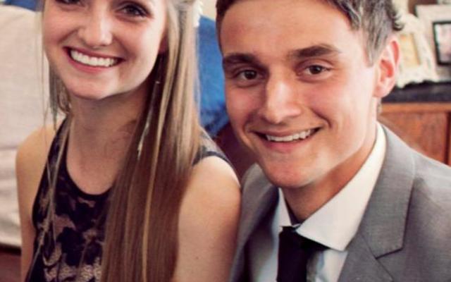 Twee vriende, Monique Scheepers en Johann Truter, is trotse matrikulante van Hoërskool Hermanus. Altwee van hulle het 5 onderskeidings behaal en hulle is ook die enigste twee Hermanus-matrikulante in Gansbaai wat ‘n gemiddeld bo 80% behaal het. Monique is die dogter van Jacques en Lorraine van Gansbaai, met Johann wat Ettienne en Elanda, ook van Gansbaai, se seun is. Twee vriende, Monique Scheepers en Johann Truter, is trotse matrikulante van Hoërskool Hermanus. Altwee van hulle het 5 onderskeidings behaal en hulle is ook die enigste twee Hermanus-matrikulante in Gansbaai wat ‘n gemiddeld bo 80% behaal het. Monique is die dogter van Jacques en Lorraine van Gansbaai, met Johann wat Ettienne en Elanda, ook van Gansbaai, se seun is.